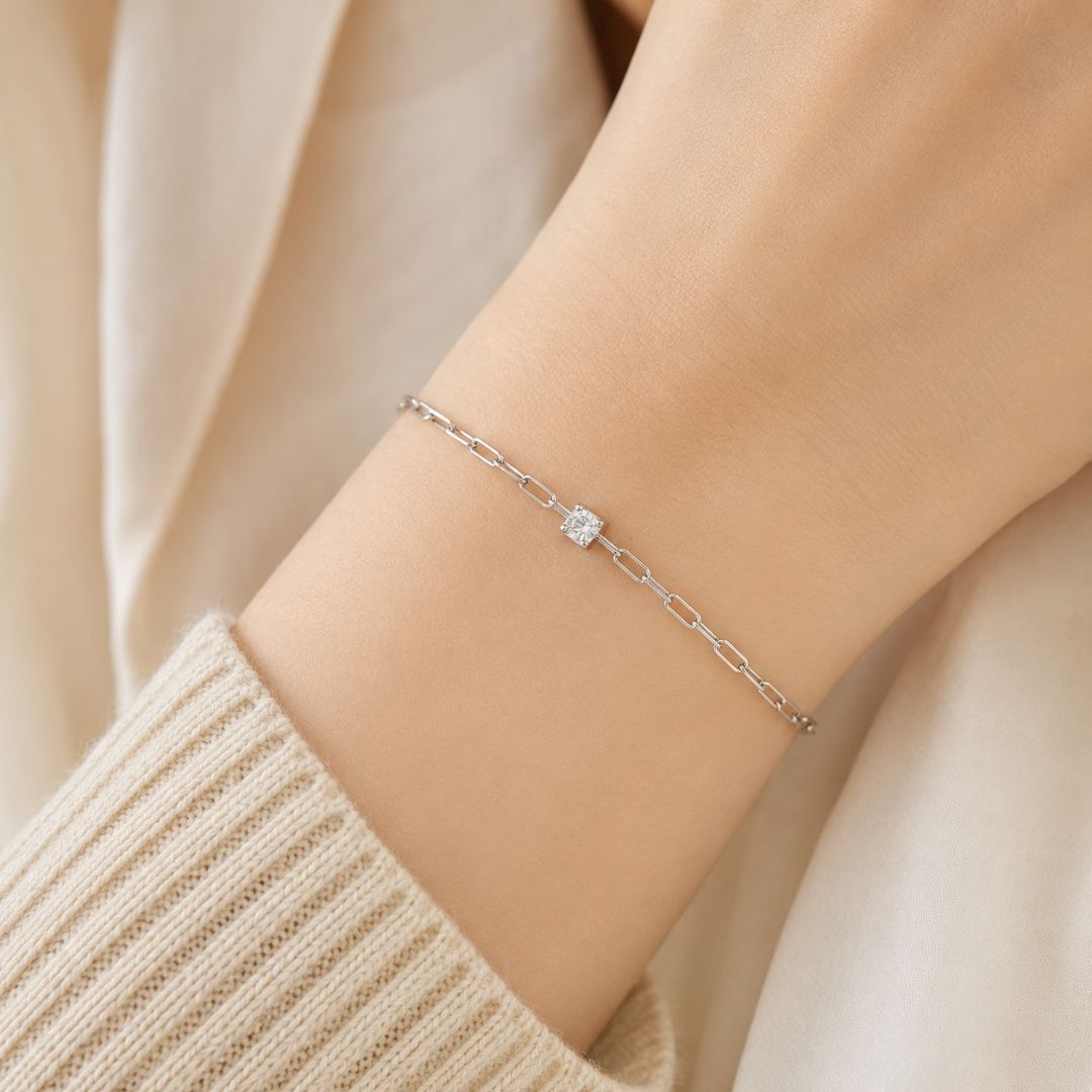 Équilibre Lueur bracelet worn for everyday styling