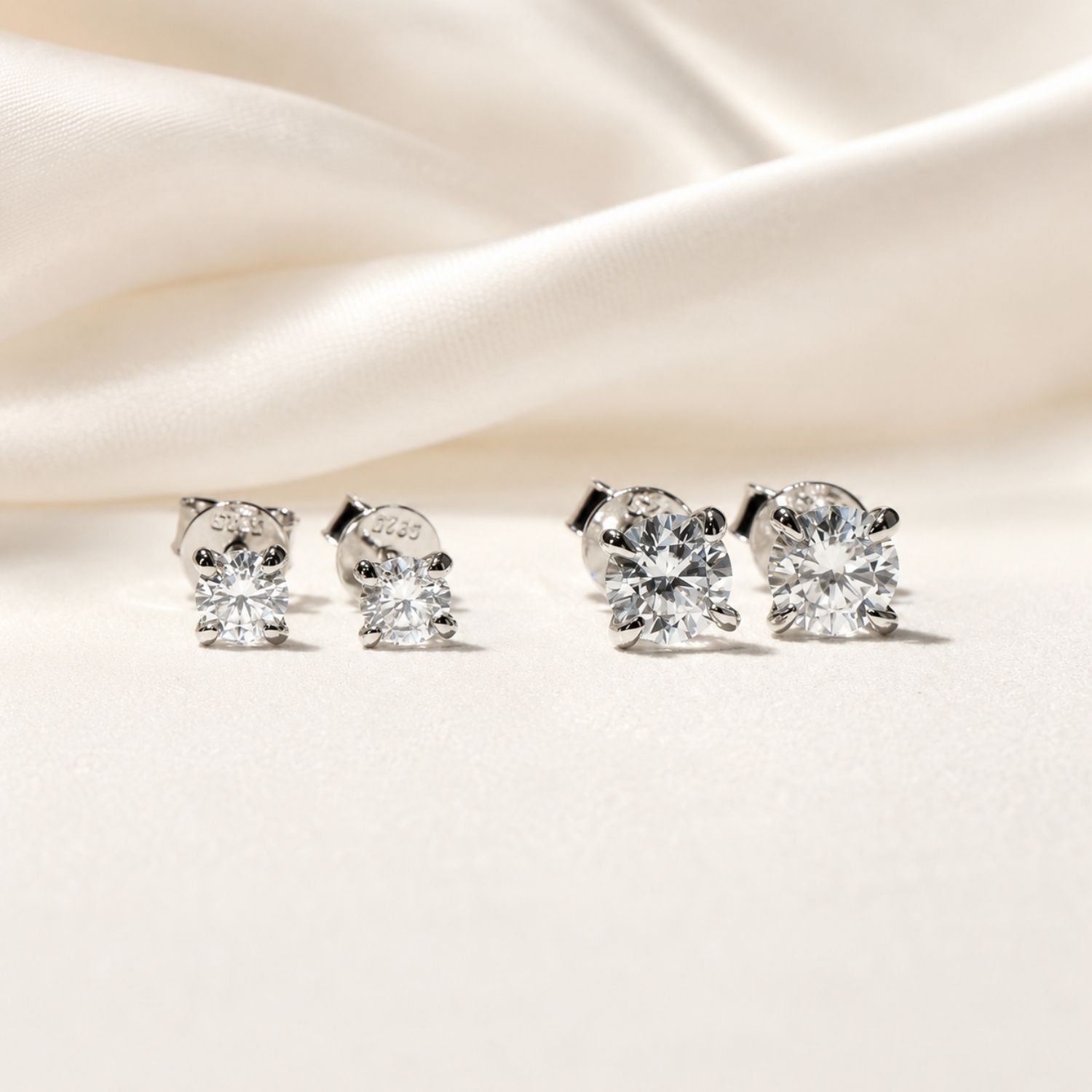 Éclat Silencieux Classic Moissanite Stud Earrings