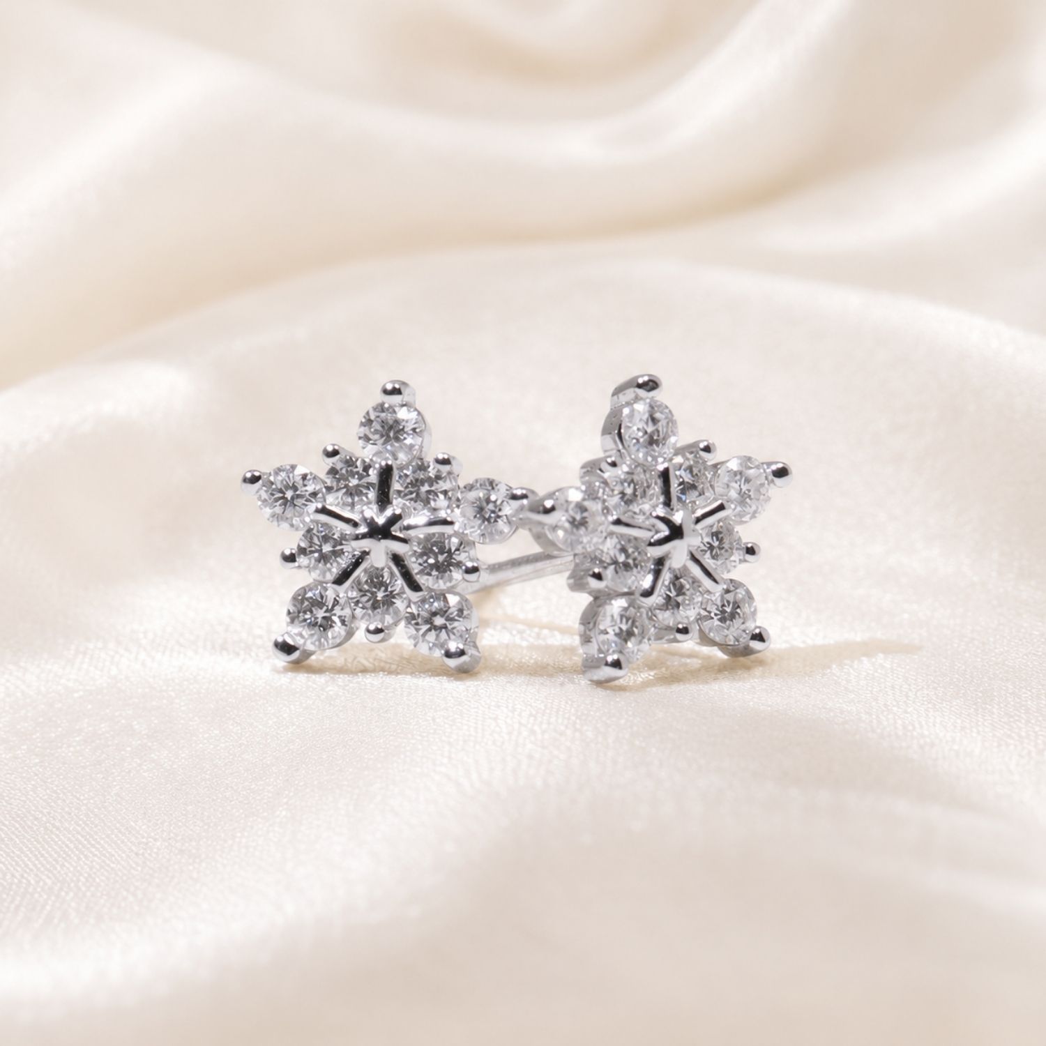 Flocon de Grâce Moissanite Snowflake Stud Earrings