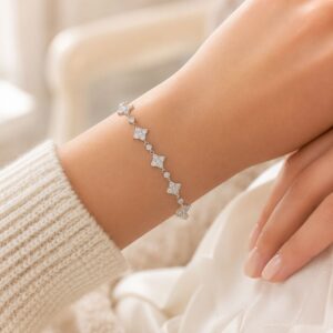 Fortuna Lueur Full Pavé Moissanite Clover Bracelet - Image 9